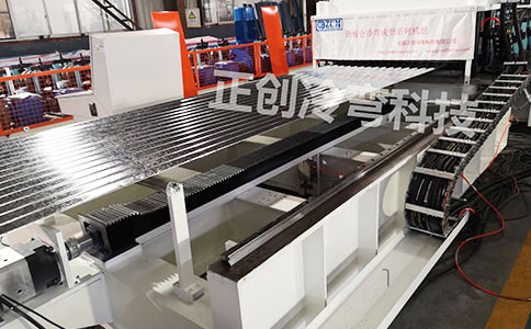 江蘇車(chē)廂板成型機(jī)所具備的特點(diǎn)